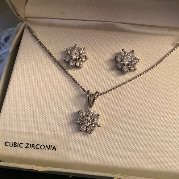 Matching Flower Necklace and Earrings Set - Picture 2 of 4